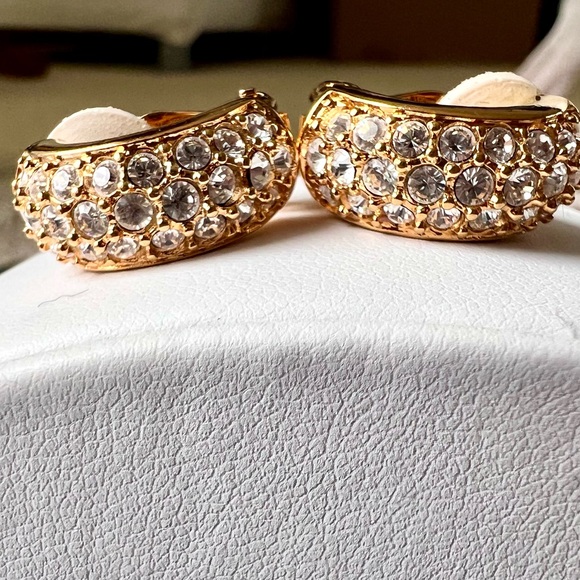 Swarovski NWT Clip Earrings Pave’ Crystals on Gold Tone Setting - Picture 3 of 12